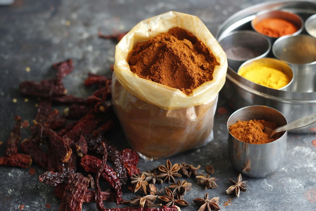 Turmeric și curcumina — beneficii dovedite științific, doze optime și de ce piperina e esențială. Ghid complet pentru alegerea suplimentului corect.