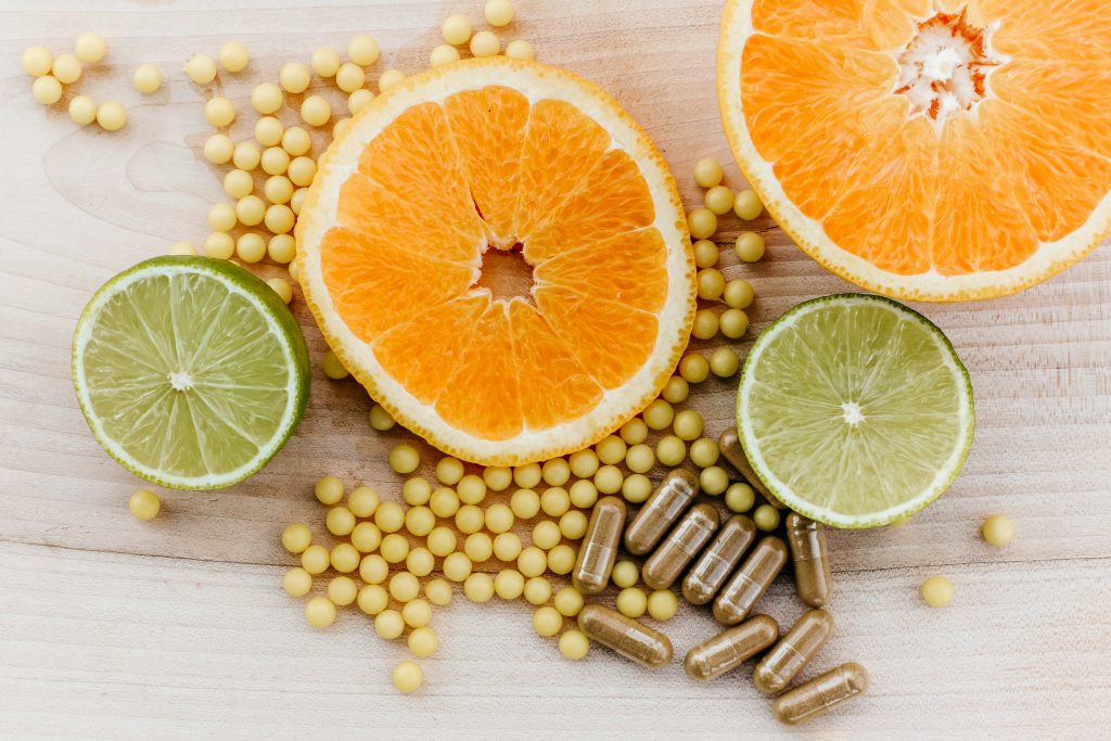 Vitamina B12 — simptome de deficit, doze corecte și ce formă se absoarbe cel mai bine. Ghid complet pentru vegani, vârstnici și nu numai.